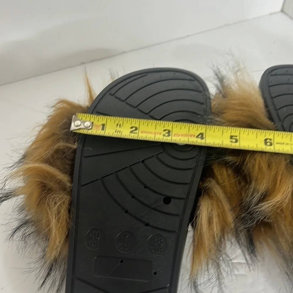 WOMANS FURRY SLIP ON SANDALS SIZE 7